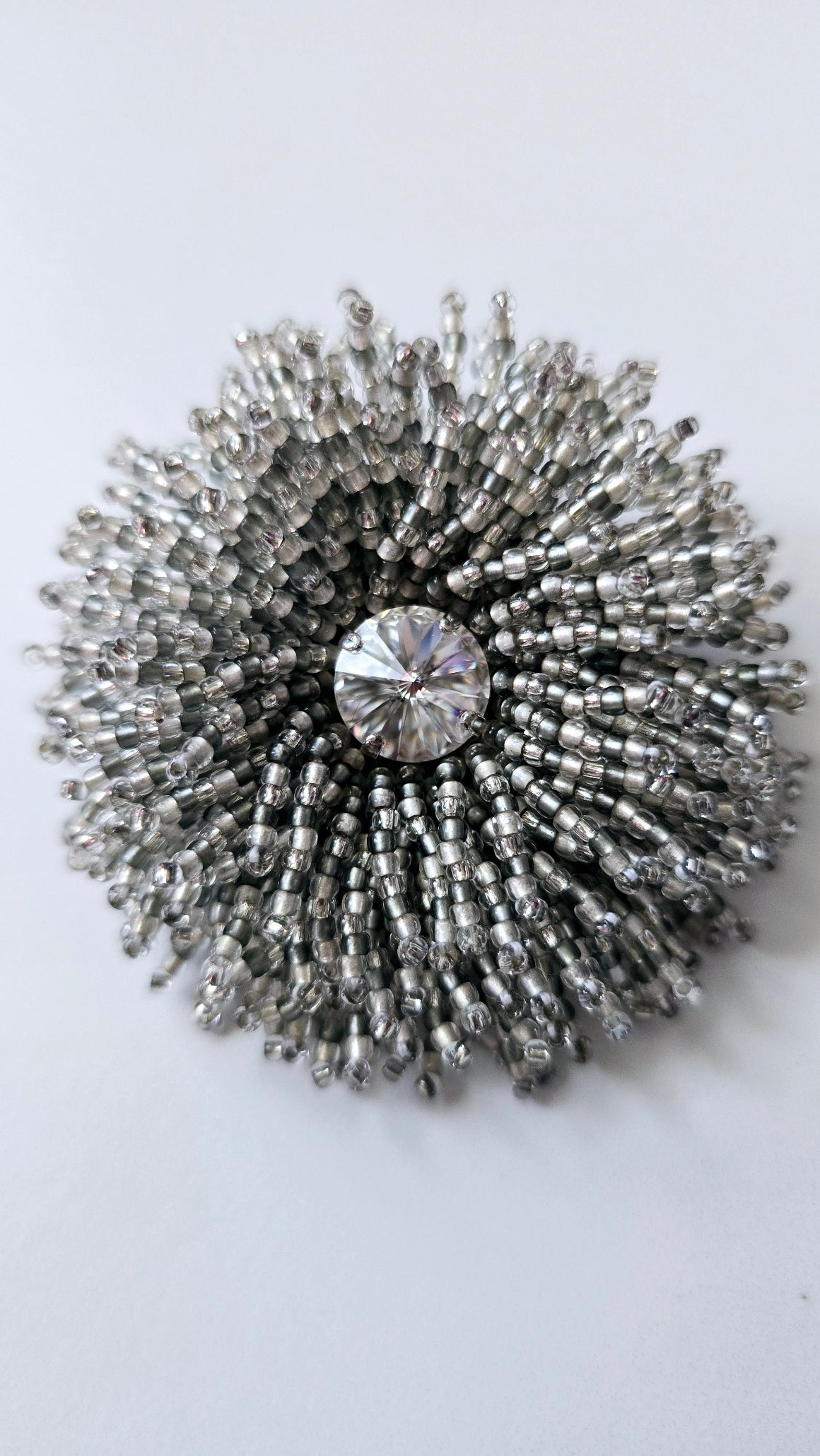 Kristallweiße Sunburst-Brosche